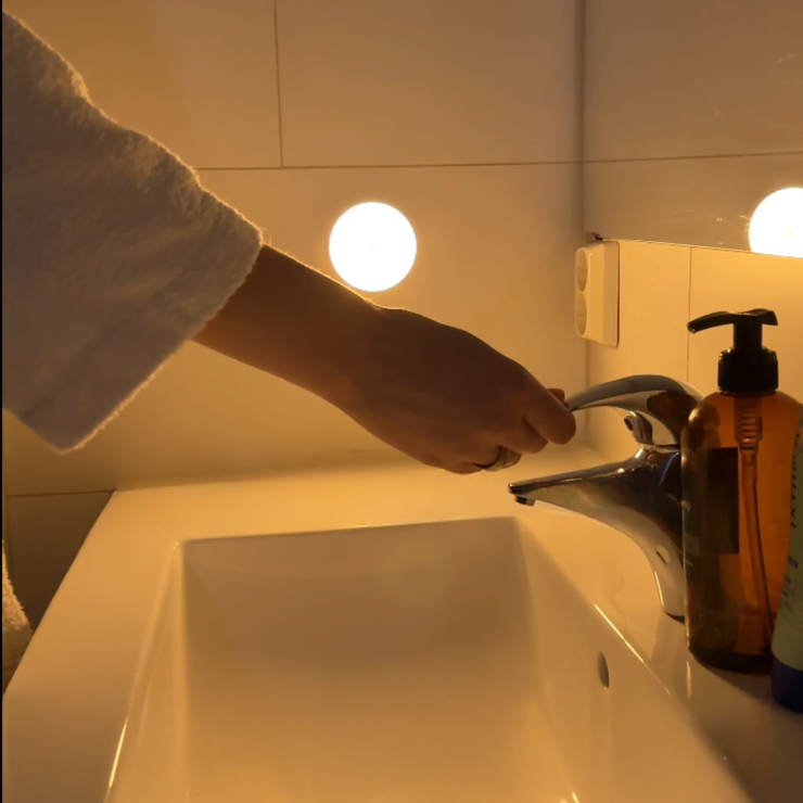 💎Luz LED com sensor de movimento e baixo consumo energético – recarregável por USB, acende automaticamente no escuro e instalação magnética fácil🌙