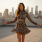 ⏳Oferta por tempo limitado⏰Mini vestido com estampa de leopardo e franzido – Tecido elástico suave, franzido que valoriza a barriga. Estampa chique, comprimento divertido. Perfeito para jantares ou festas. 🐆✨
