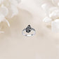 💍60% DE DESCONTO AGORA! 🌿 Anel com motivo floral vintage – Pedra preta em forma de lágrima, detalhes brilhantes e banda com aberturas ✨