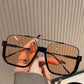 Óculos de sol modernos com lentes coloridas e leves