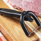 🥩🔪 50% DE DESCONTO! Cortador de gordura manual para carne de vaca e de porco – o suporte curvo em forma de U remove a gordura superficial sem desperdiçar a carne magra. Lâmina em aço inoxidável, pega ergonómica – prepare como um profissional! 🧑‍🍳✨